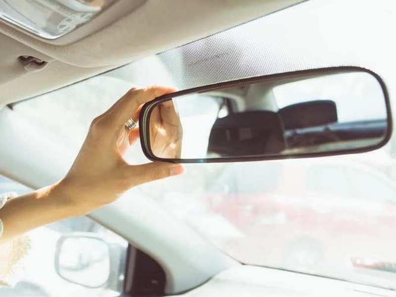 retrovizor za avto zajema celo zadnje steklo